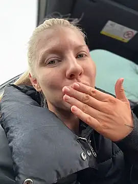 NewLale - Spread pussy lips 💋