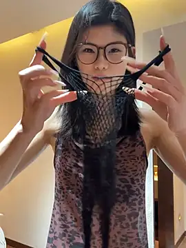 Xiaoyan55 - 主播刚成年，你们不许骗我，你们可以试试慢慢开发主播的另一面。不许提免费要求哦