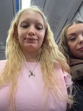 Elfi_InPublic - Amelia pinch nipples Elfi under top in🚌