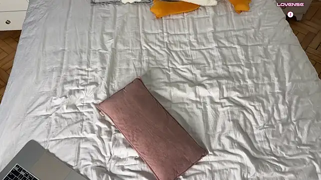 WhiteAnni - play with my panties