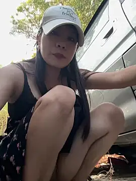Caihong_03 - 露天停车场全裸下车自慰喷水多多