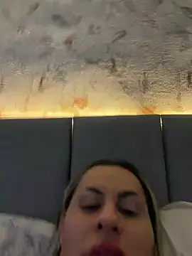 Carolinecbso - Dando a buceta pra amiga com o dildo