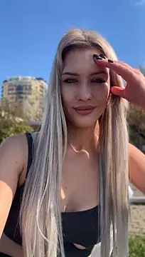 KikiWatson - Flash boobs in public 😍