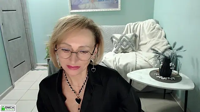 HornyMilf_777 - Show legs...