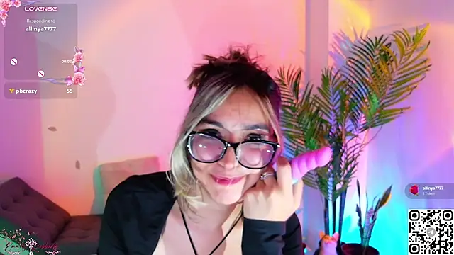 Emmi_Roberts -  Oil massage for my hot body <3