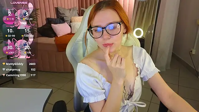 Memymee_ - A cowgirl teases you on the bed