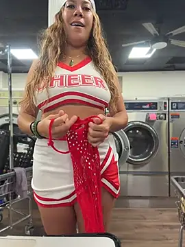 Bigbuttbrooklynn - nipple clamps in launrymat SHH