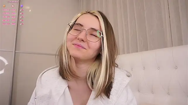 PrincipessaDelCaos - put finger inside my pussy + lick after