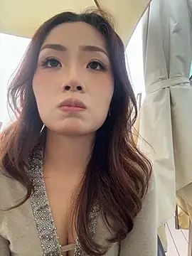 Yomi009 - 户外商业街小粉震乳头😳