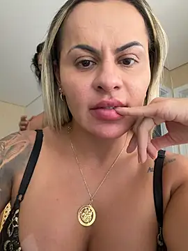 Carolinecbso - Dando a buceta pra amiga com o dildo