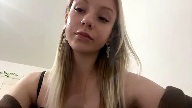 LeomaCrozat - show off her legs