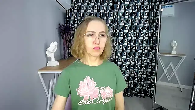 Queen_a_n_i - wear only bra