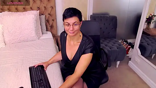 BustyPenellope - undress me and kiss me all over😘