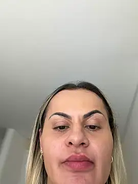 Carolinecbso - Dando a buceta pra amiga com o dildo