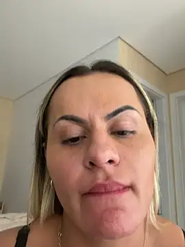 Carolinecbso - Dando a buceta pra amiga com o dildo