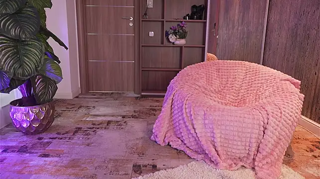ArianaXO_ - my kitty needs a finger