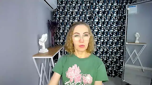 Queen_a_n_i - wear only bra