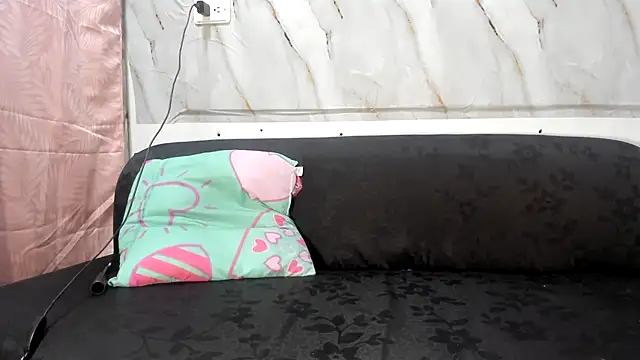 Amberrprincess - rubbing my ass with oil