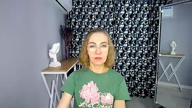 Queen_a_n_i - wear only bra