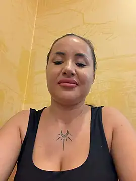 Beautydiamond - Show pussy close in the full caffe