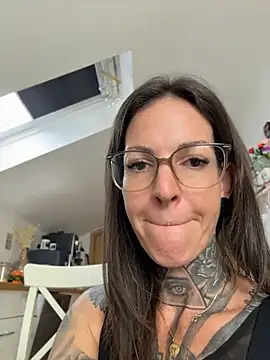 BrownieyQueen - PLUG L+LT Toy control3 min