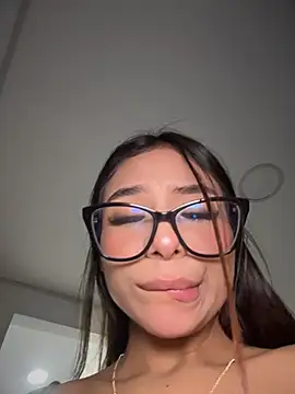 Amira_cute2 - Squezze ass+Spank ass x4 🍑