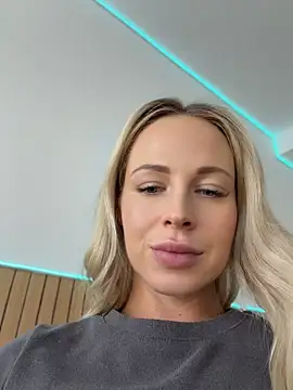 Streetdoll - play with naked tits