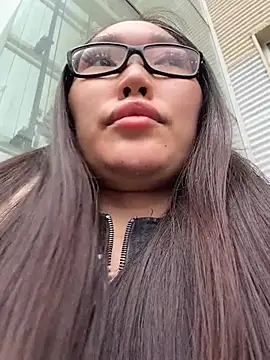 Trytomakememoam - show my booobies more