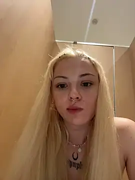 Badblondie - show tongue for random stranger
