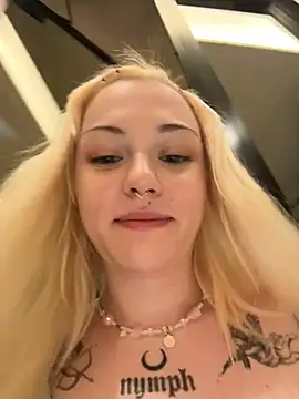 Badblondie - show tongue for random stranger