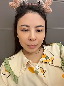 YaoYao8888 - 裸上身直播2分钟