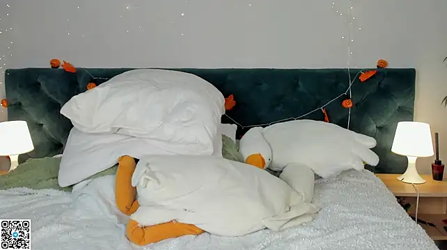 SuzieNox - Show my ass and camel toy in cam