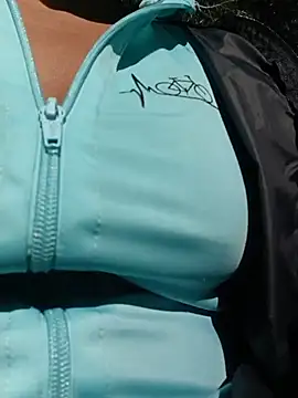 _andrea30 - MY PUSSY VIBRATES IN PUBLIC - SQUIRT