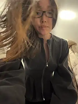 Trytomakememoam - show my booobies more