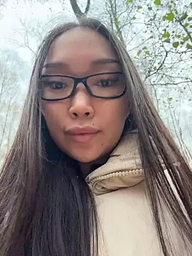 Trytomakememoam - show my booobies more