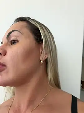 Carolinecbso - Dando a buceta pra amiga com o dildo