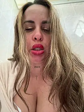 Laarti - Squit y masturbarme las tetas