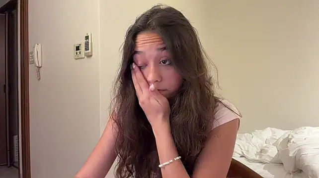 ReynaMccarron - show my cute legs on camera