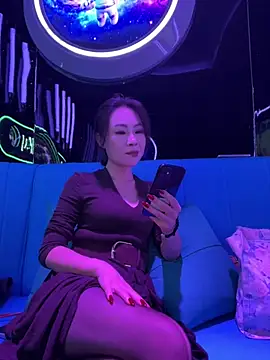 Eva10069 - 户外商业中心全裸上半身