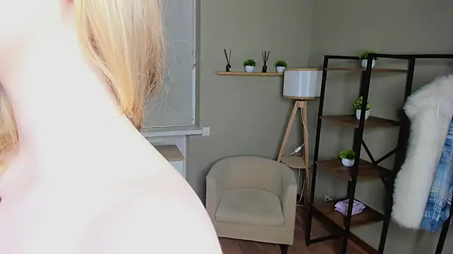 BlondeMiaX - suck my finger and lick my lips