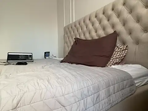 Valerieeexx - doggy no pants