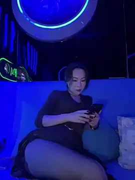 Eva10069 - 户外商业中心全裸上半身