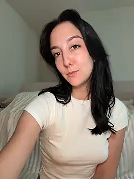 RealJuliette - show boobs & play with nipples