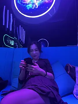 Eva10069 - 户外商业中心全裸上半身