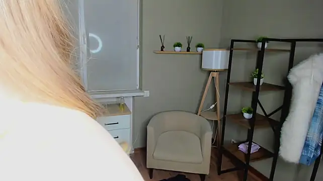 BlondeMiaX - pinch my nipless