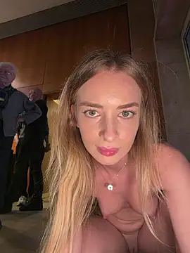 EvieEvans - LAST TIP GETS 3 PORNS WITH 50 STRANGERS