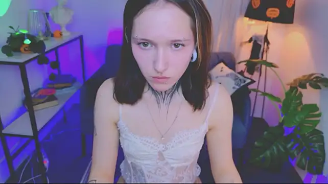Cutee_kitt - fingers in pussy in doggy position