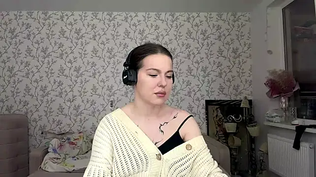 ElizbethPizza - air kisses for all