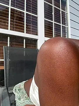 Thechocolatepeach - tits out for 2 minutes