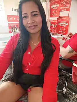 Mara_23x - Naked + masturbating in the office 😈👀